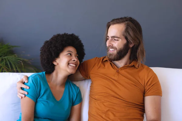 Heureux Couple Diversifié Assis Sur Canapé Embrassant Souriant Rester Maison — Photo