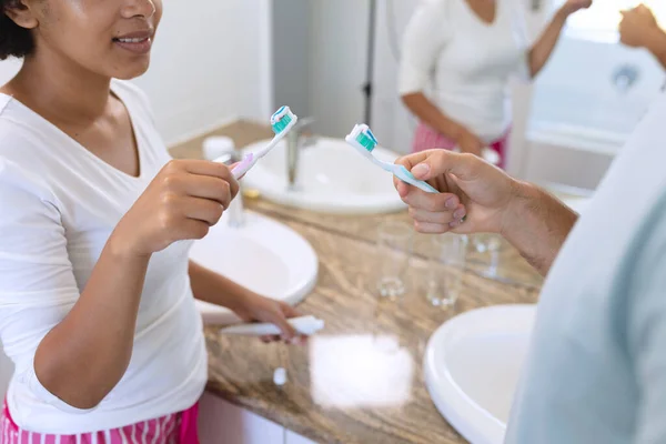 Diversa Pareja Pie Baño Cepillarse Los Dientes Permanecer Casa Aislado —  Fotos de Stock