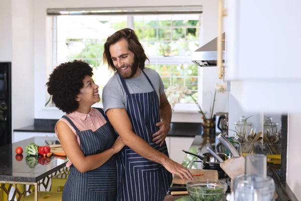 Szczęśliwa Zróżnicowana Para Kuchni Przygotowuje Jedzenie Przytulanie Przebywanie Domu Izolacji — Zdjęcie stockowe