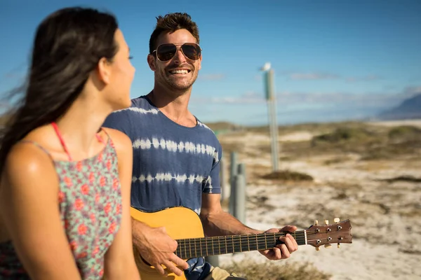 海のギター演奏でビーチで幸せな白人カップル 海による健康的な屋外レジャータイム — ストック写真