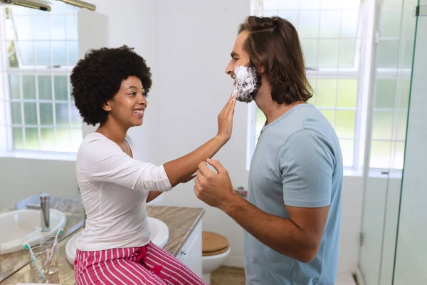 Casal Diverso Banheiro Aplicando Creme Barbear Ficar Casa Isolamento Durante — Fotografia de Stock