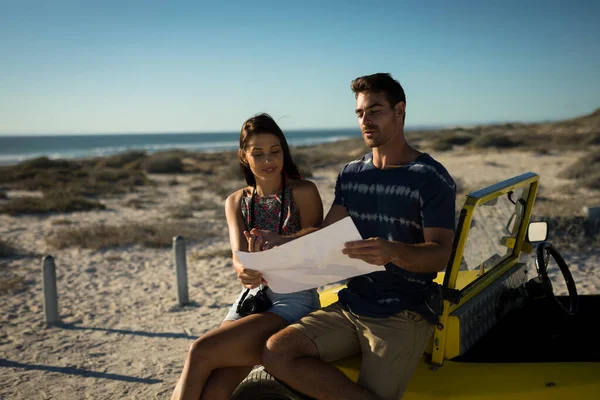 Kumsal Arabasında Oturup Yol Haritası Okuyan Mutlu Beyaz Bir Çift — Stok fotoğraf