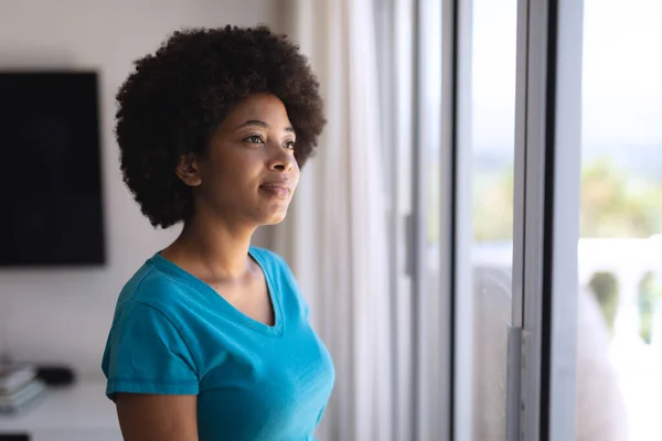 Donna Afroamericana Che Guarda Attraverso Finestra Sorride Stare Casa Isolamento — Foto Stock