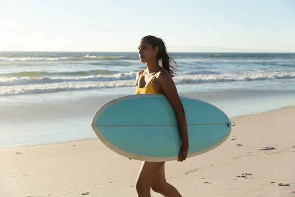 Glückliche Mischlingsfrau Mit Surfbrett Strand Gesunde Freizeit Freien Meer — Stockfoto