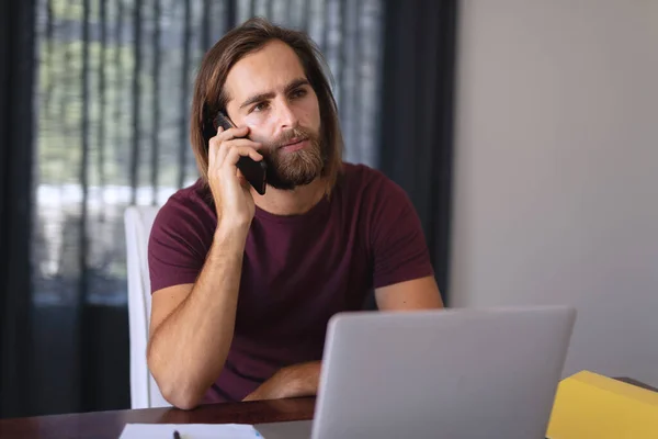 Homme Caucasien Assis Table Travail Maison Parler Sur Smartphone Rester — Photo