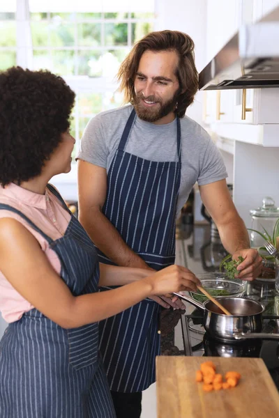 Feliz Pareja Diversa Cocina Preparando Comida Sonriendo Permanecer Casa Aislado —  Fotos de Stock