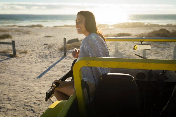 Счастливая Белая Женщина Сидящая Пляжном Багги Моря Играющая Гитаре Пляжный — стоковое фото