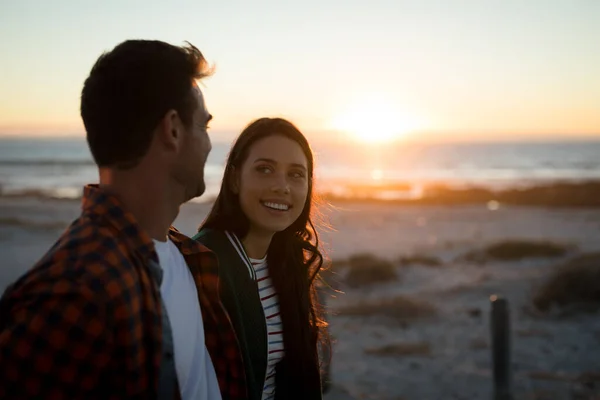 Feliz Pareja Caucásica Playa Mirándose Durante Atardecer Tiempo Ocio Aire — Foto de Stock