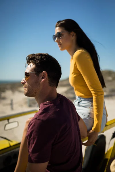 坐在海边小车里的一对快乐的高加索夫妇 戴着太阳镜 望着前方 暑假期间的海滩休息 — 图库照片