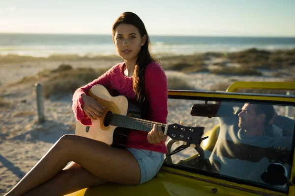 Mujer Caucásica Sentada Buggy Playa Tocando Guitarra Hombre Sentado Detrás — Foto de Stock