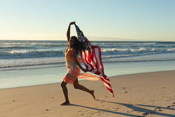 Gemengde Ras Patriottische Vrouw Rennend Met Amerikaanse Vlag Het Strand — Stockfoto