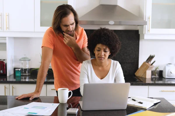 Coppia Diversificata Seduta Cucina Utilizzando Computer Portatile Pagare Bollette Stare — Foto Stock