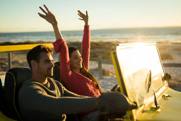 Feliz Casal Caucasiano Sentado Buggy Praia Junto Mar Durante Pôr — Fotografia de Stock