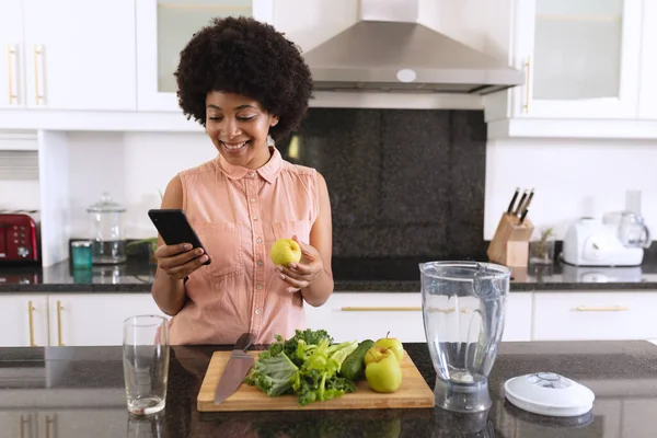 Mujer Afroamericana Cocina Usando Smartphone Haciendo Bebida Saludable Permanecer Casa — Foto de Stock