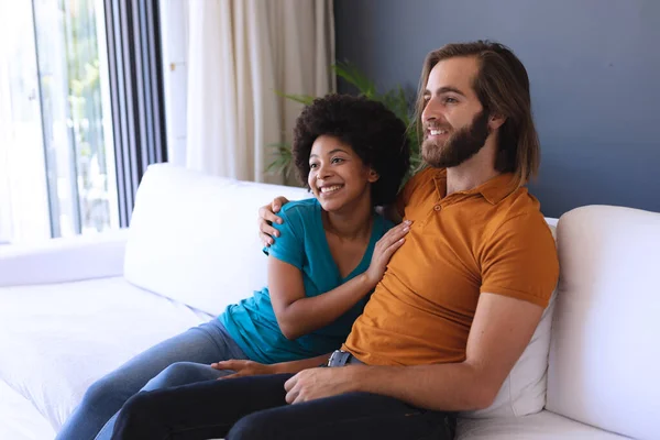 Feliz Pareja Diversa Sentada Sofá Abrazando Sonriendo Permanecer Casa Aislado —  Fotos de Stock