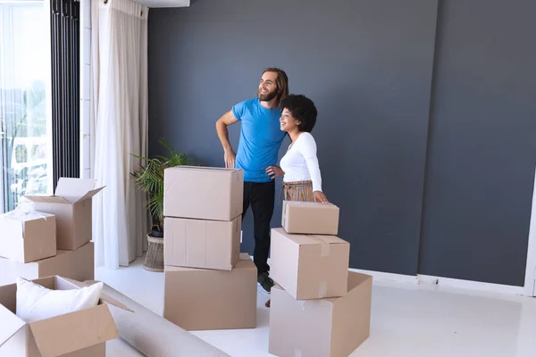 Feliz Pareja Diversa Mudanza Casa Sonriendo Abrazando Permanecer Casa Aislado — Foto de Stock