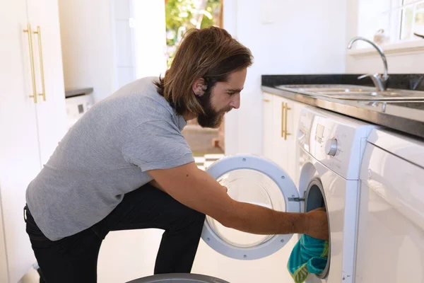 Homem Caucasiano Vestindo Camiseta Cinza Lavando Roupa Ficar Casa Isolamento — Fotografia de Stock