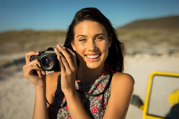 Happy Caucasian Woman Next Beach Buggy Sea Taking Picture Beach — Stock Photo, Image