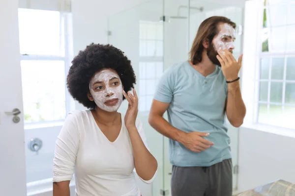 Různorodý Pár Stojící Koupelně Maskách Krásy Pobyt Doma Izolaci Během — Stock fotografie