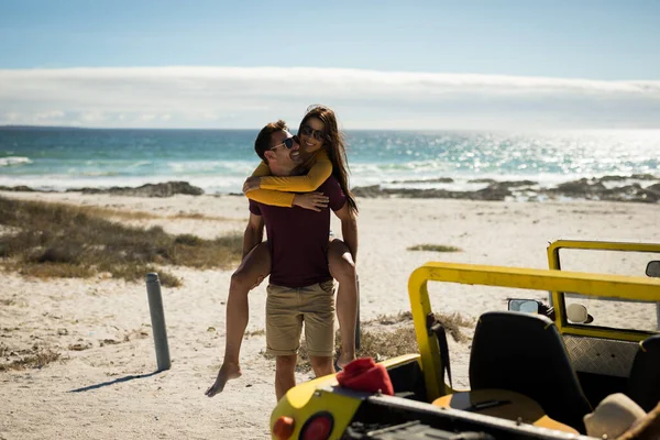 Happy Caucasian Couple Next Beach Buggy Sea Piggybacking Beach Break — Stock Photo, Image