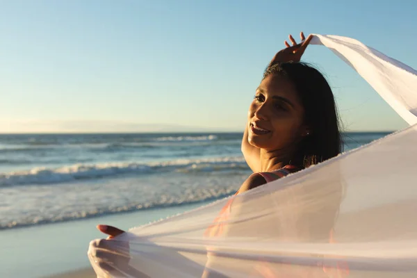 Mujer Raza Mixta Playa Sosteniendo Chal Tiempo Ocio Aire Libre —  Fotos de Stock