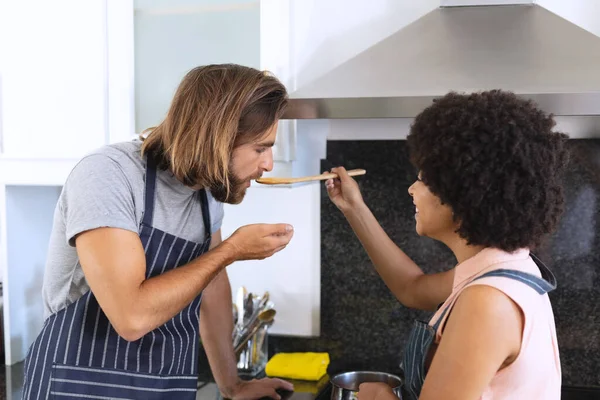 Gelukkig Divers Stel Keuken Bereidt Eten Glimlachen Thuis Geïsoleerd Blijven — Stockfoto