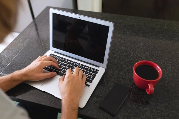 Pria Kulit Putih Yang Duduk Dapur Menggunakan Laptop Tinggal Rumah — Stok Foto