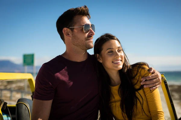 Feliz Pareja Caucásica Sentada Buggy Playa Junto Mar Abrazando Vacaciones — Foto de Stock