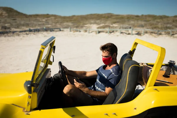 Hombre Caucásico Con Máscara Facial Sentado Buggy Playa Usando Teléfono —  Fotos de Stock