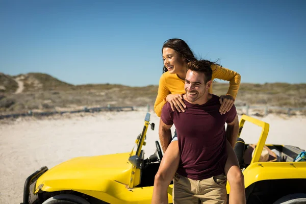 Feliz Pareja Caucásica Junto Buggy Playa Junto Mar Cuestas Vacaciones — Foto de Stock