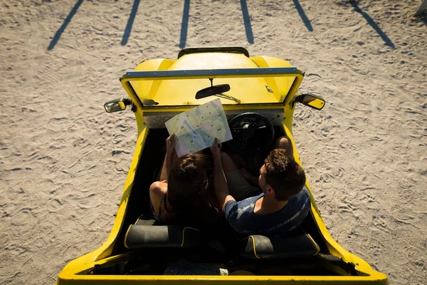 Feliz Casal Caucasiano Sentado Buggy Praia Pelo Roteiro Leitura Mar — Fotografia de Stock