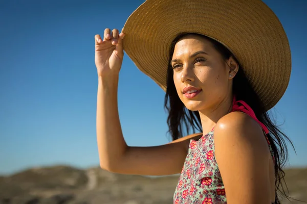 Retrato Mujer Caucásica Junto Mar Con Sombrero Paja Mirando Hacia — Foto de Stock