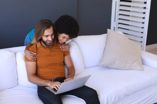 Casal Diverso Feliz Sentado Sofá Abraçando Usando Laptop Ficar Casa — Fotografia de Stock