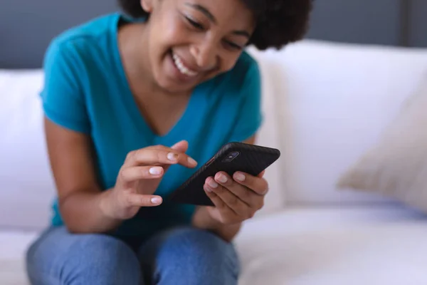 Africká Američanka Sedící Gauči Pomocí Chytrého Telefonu Pobyt Doma Izolaci — Stock fotografie