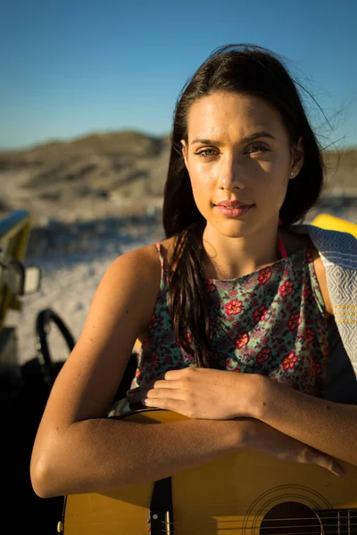 Portret Van Een Blanke Vrouw Het Strand Die Gitaar Vasthoudt — Stockfoto