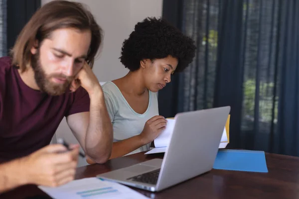 Coppia Diversificata Seduta Tavola Che Lavora Casa Utilizzando Laptop Controllando — Foto Stock