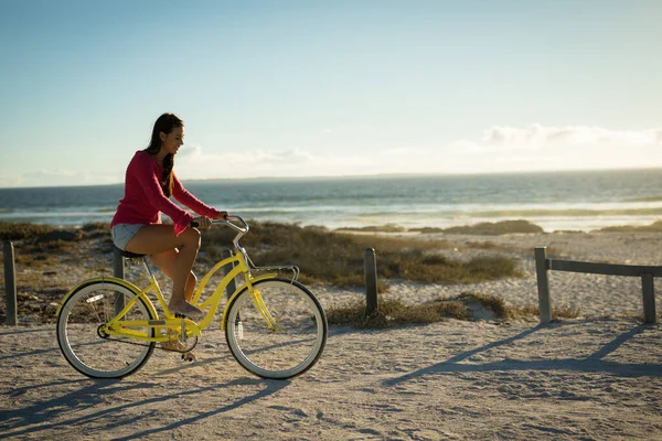 ビーチ自転車に乗って幸せな白人女性 海による健康的な屋外レジャータイム — ストック写真