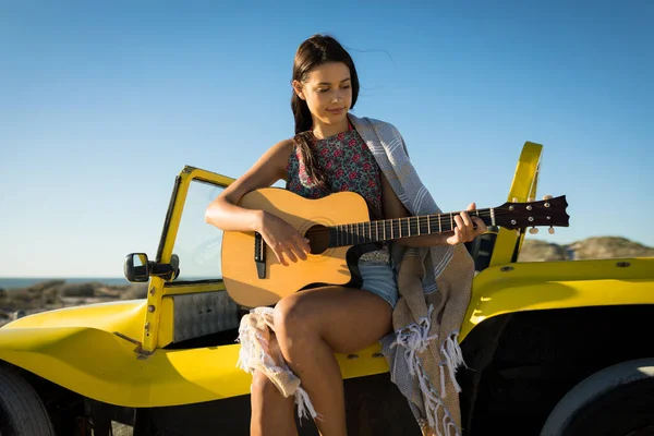 Szczęśliwa Biała Kobieta Siedząca Plażowym Wózku Nad Morzem Grająca Gitarze — Zdjęcie stockowe