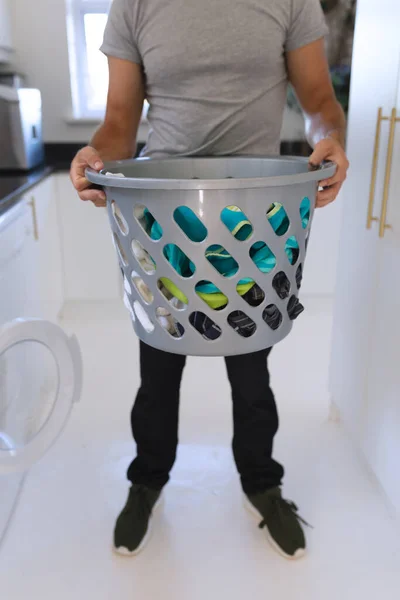 Homem Vestindo Camiseta Cinza Lavando Roupa Ficar Casa Isolamento Durante — Fotografia de Stock