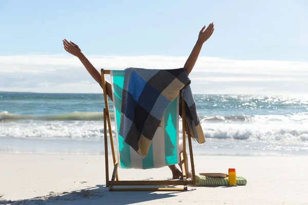 Mixed Race Frau Strandurlaub Sitzt Liegestuhl Stretching Gesunde Freizeit Freien — Stockfoto