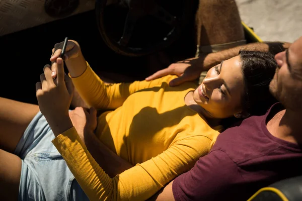 Caucasian Couple Lying Beach Buggy Using Smartphone Beach Break Summer — Stock Photo, Image