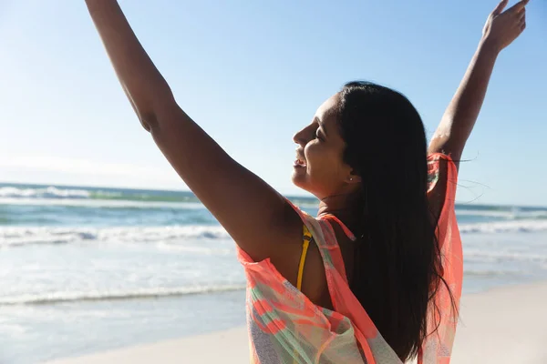 Sonriente Mujer Raza Mixta Vacaciones Playa Relajándose Con Las Manos —  Fotos de Stock
