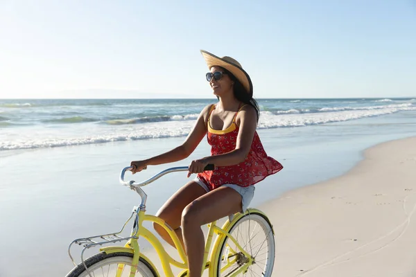 Gelukkige Gemengde Race Vrouw Strand Vakantie Paardrijden Fiets Het Zand — Stockfoto