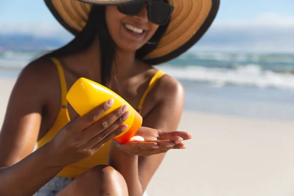 Sorrindo Mulher Raça Mista Férias Praia Usando Protetor Solar Creme — Fotografia de Stock