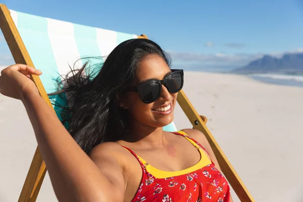 Lachende Gemengde Ras Vrouw Strandvakantie Zitten Ligstoel Zonnebaden Gezonde Vrije — Stockfoto