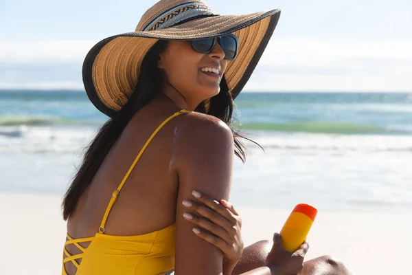 Усміхнена Змішана Жінка Пляжному Відпочинку Використовує Сонцезахисний Крем Здоровий Відпочинок — стокове фото
