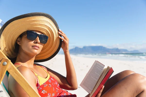 Mulher Raça Mista Férias Praia Sentado Livro Leitura Cadeira Praia — Fotografia de Stock