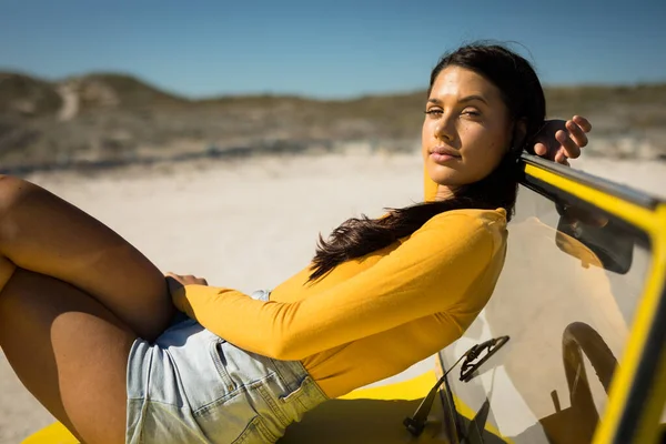 Caucasian Woman Lying Beach Buggy Looking Camera Beach Break Summer — Stock Photo, Image