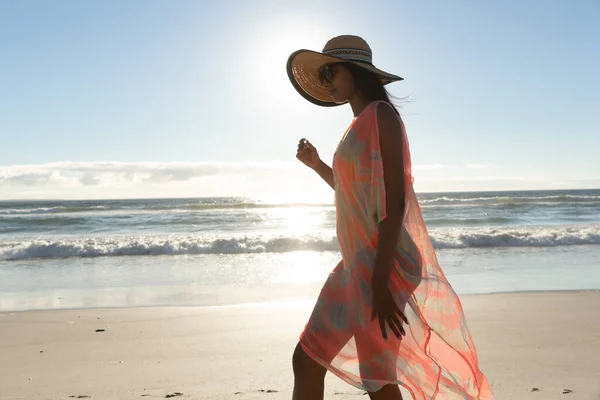 Feliz Mujer Raza Mixta Vacaciones Playa Pie Tiempo Ocio Aire —  Fotos de Stock