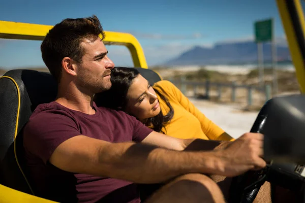 Glückliches Kaukasisches Paar Das Strandbuggy Meer Sitzt Und Sich Entspannt — Stockfoto